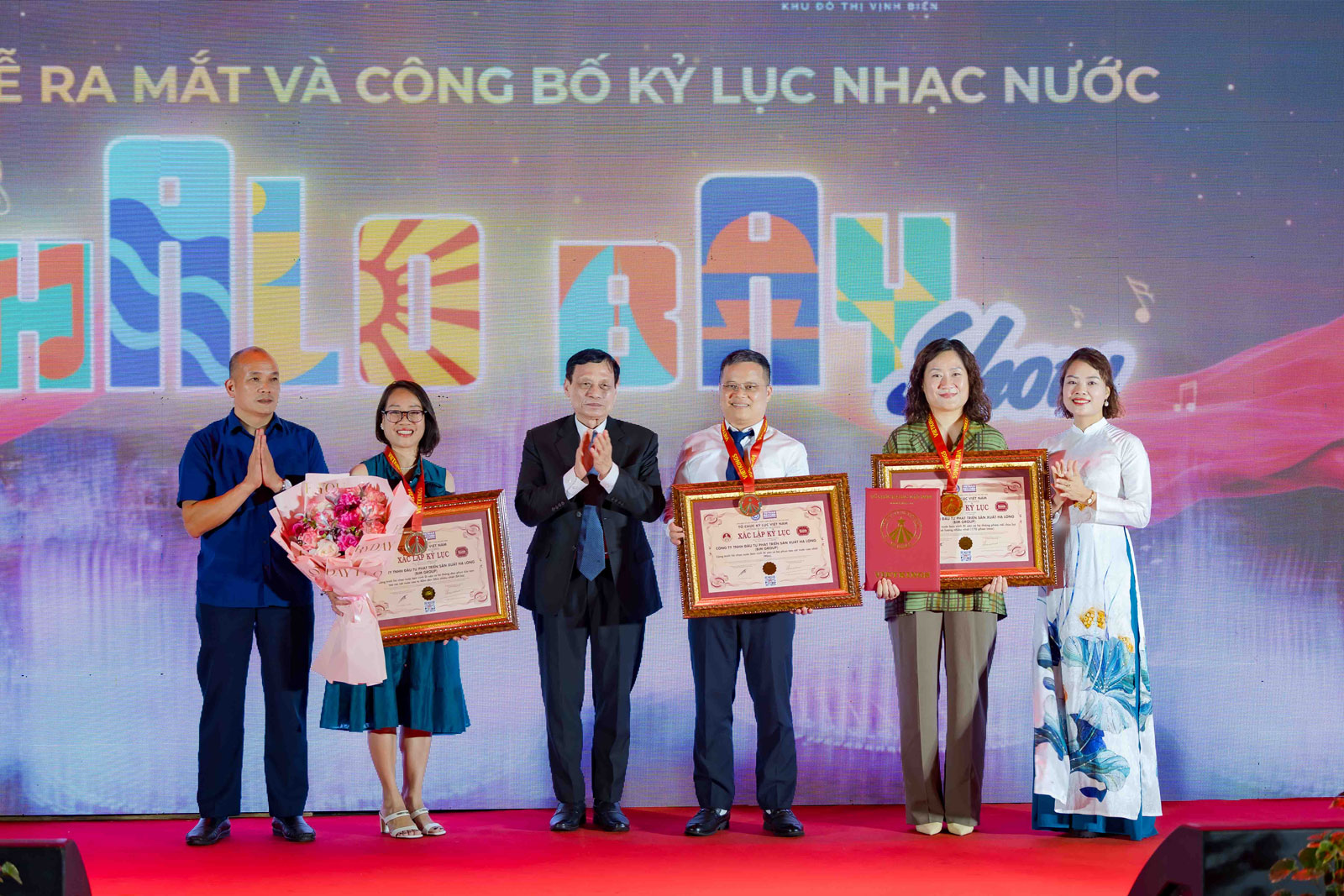 Tổ chức Kỷ lục Việt Nam trao chứng nhận 3 kỷ lục Việt Nam cho đại diện Tập đoàn BIM